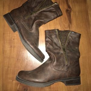 Size 6.5 women boots!